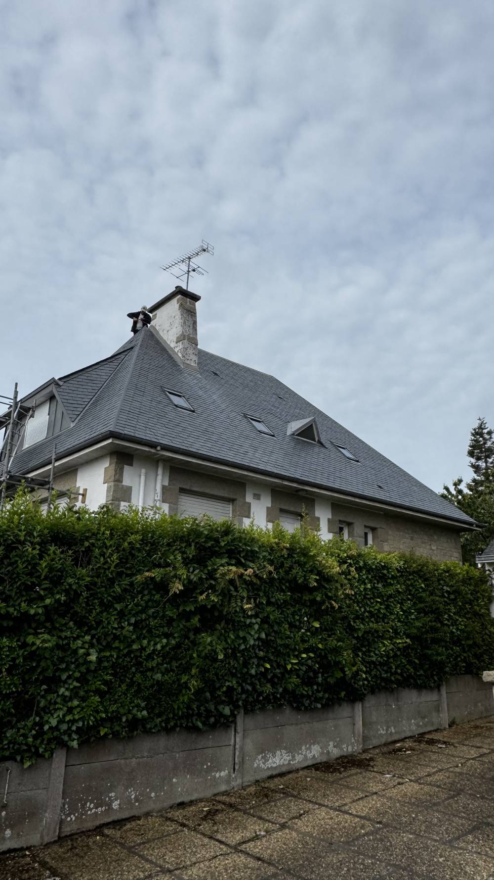 Couverture ardoise - bardage zinc quartz des lucarnes